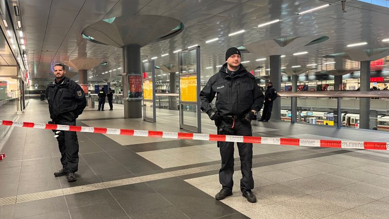 Polizisten sichern einen Teil des Berliner Hauptbahnhofs ab.