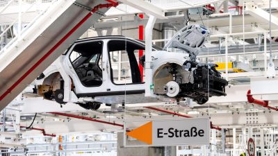 Auto-Experte Dudenhöffer besorgt über Standort Deutschland bei E-Autos