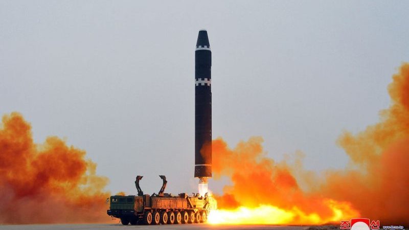 Dieses von der nordkoreanischen Regierung zur Verfügung gestellte Bild zeigt den Start einer ballistischen Interkontinentalrakete in Pjöngjang. Das Bild wurde von der staatlichen nordkoreanischen Nachrichtenagentur KCNA zur Verfügung gestellt. Sein Inhalt kann nicht unabhängig verifiziert werden.
