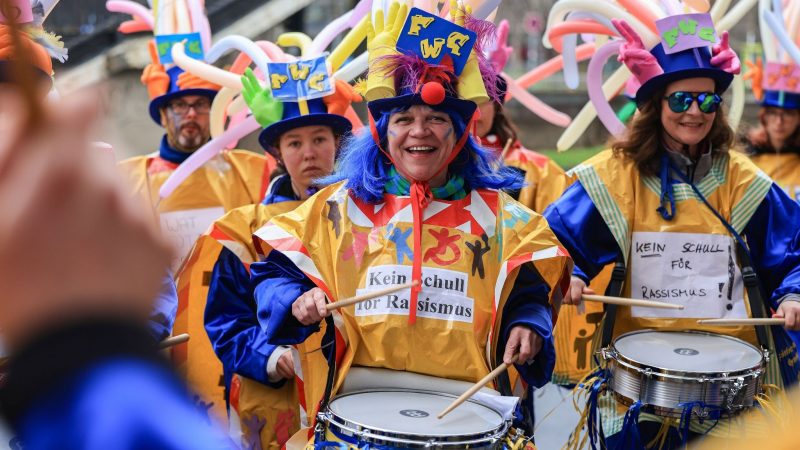 Kölner Karnevalisten - in der Rheinmetropole windet sich heute der größte deutsche Karnevalszug durch die Stadt.