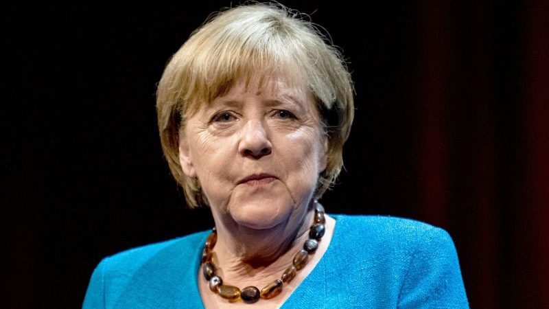 Die ehemalige Bundeskanzlerin Angela Merkel fiel auf ein inszeniertes Telefonat russischer Trolle herein.
