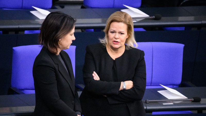 Bundesaußenministerin Annalena Baerbock (l, Gründe) und Bundesinnenministerin Nancy Faeser (SPD) reisen gemeinsam ins Katastrophengebiet in der Türkei.