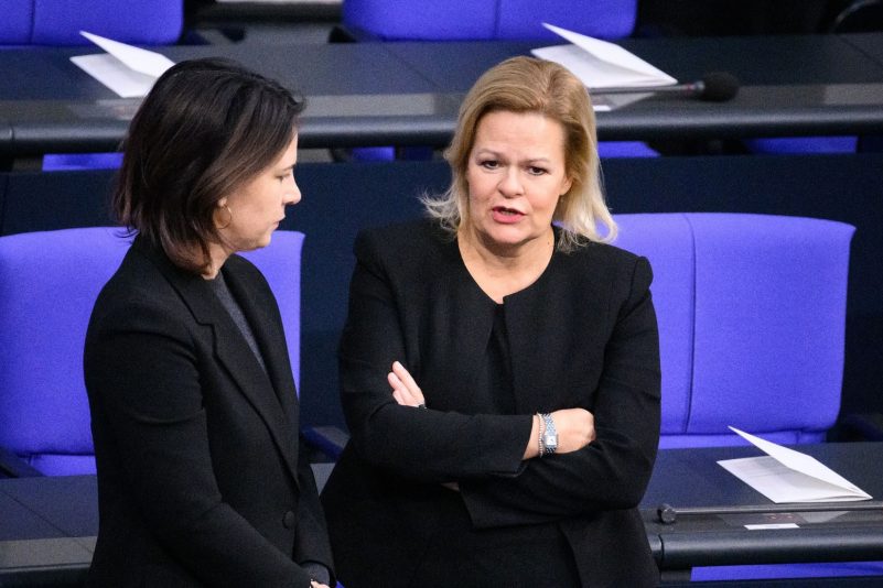 Bundesaußenministerin Annalena Baerbock (l, Gründe) und Bundesinnenministerin Nancy Faeser (SPD) reisen gemeinsam ins Katastrophengebiet in der Türkei.