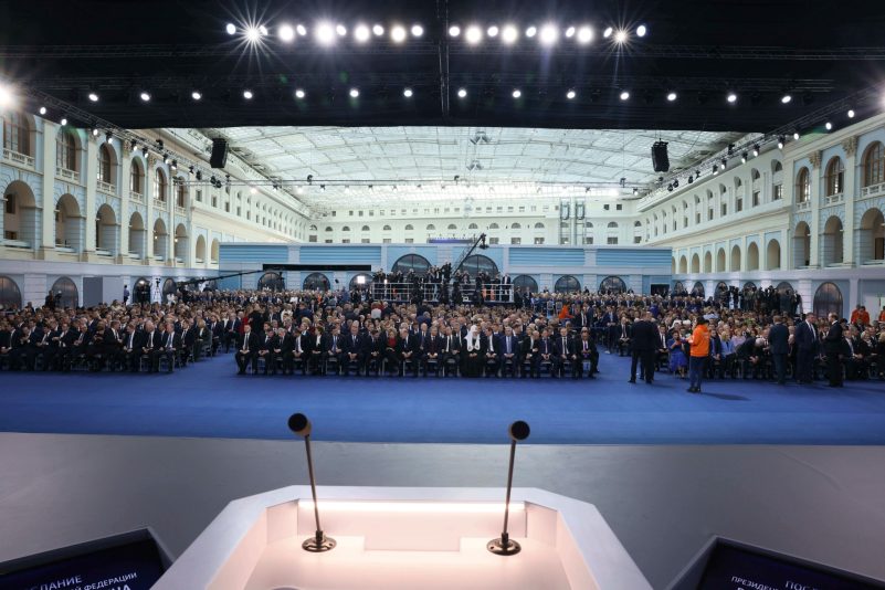 Bei Putins Rede zur Lage der Nation waren auch Vertreter von Kultur und Religion sowie Militärs, darunter auch Soldaten aus dem Kriegsgebiet, anwesend.