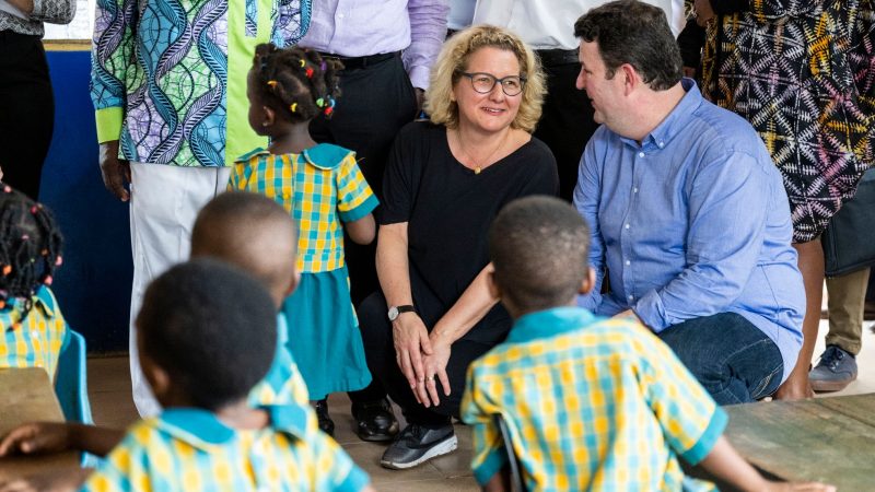 Bundesentwicklungsministerin Svenja Schulze und Bundesarbeitsminister Hubertus Heil (beide SPD) besuchen eine Schule der Sunbeam Foundation in Ghana.