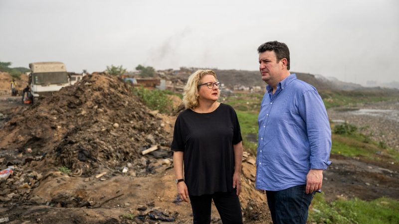 Bundesentwicklungsministerin Svenja Schulze und Bundesarbeitsminister Hubertus Heil (beide SPD) besuchen eine Mülldeponie in Ghana.