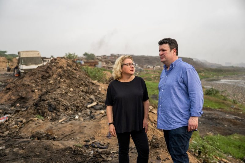 Bundesentwicklungsministerin Svenja Schulze und Bundesarbeitsminister Hubertus Heil (beide SPD) besuchen eine Mülldeponie in Ghana.