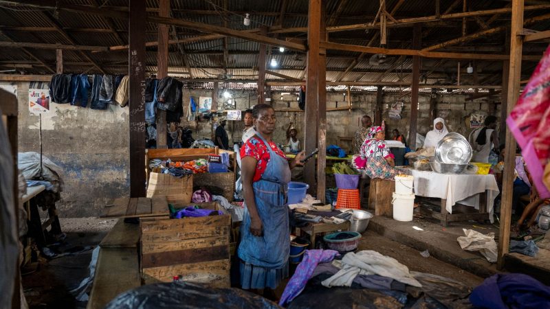 Menschen arbeiten auf einem Markt in Accra. Für viele ist der Markt die Lebensgrundlage.