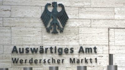 Das Auswärtige Amt erklärt zwei Angehörige der iranischen Botschaft zu unerwünschten Personen.