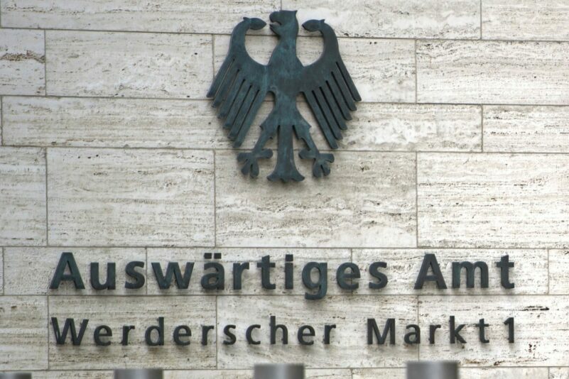 Das Auswärtige Amt erklärt zwei Angehörige der iranischen Botschaft zu unerwünschten Personen.