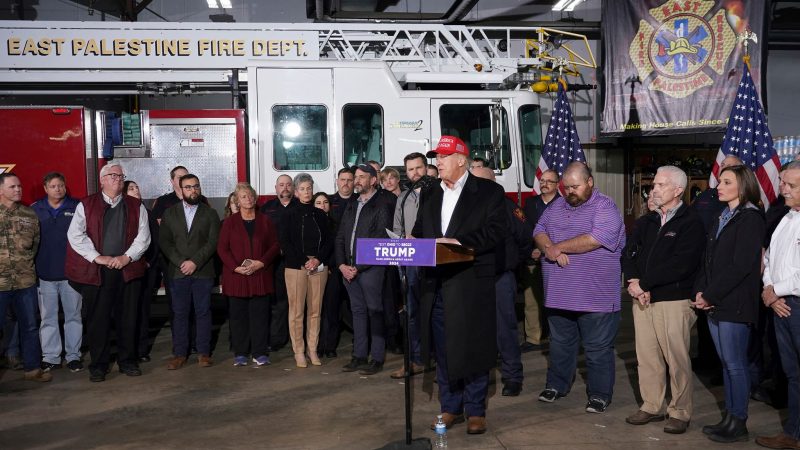 Ex-US-Präsident Donald Trump bei seinem Besuch der Feuerwehr von East Palestine, wo Anfang Februar ein mit Chemikalien beladener Güterzug entgleiste.