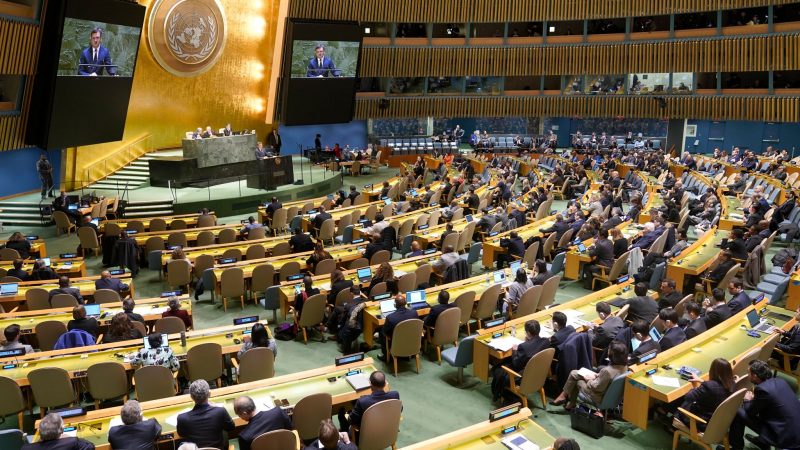 Der ukrainische Außenminister Dmytro Kuleba spricht vor der UN-Vollversammlung über den russischen Angriffskrieg gegen sein Land: «Das ist ein Völkermord, und dem stehen wir heute gegenüber.»