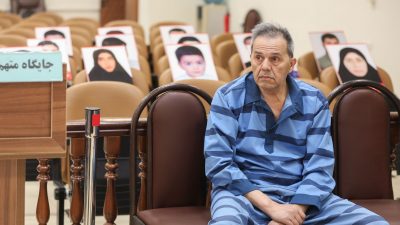 Die undatierte Aufnahme zeigt Djamshid Sharmahd in einem Teheraner Revolutionsgericht. Der Deutsch-Iraner ist in einem umstrittenen Prozess zum Tode verurteilt worden.