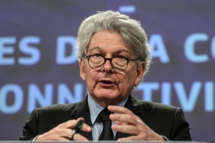Thierry Breton, EU-Kommissar für Binnenmarkt und Industrie, spricht auf einer Pressekonferenz über die Initiative der Europäischen Kommission zur Gigabit-Verbindung.