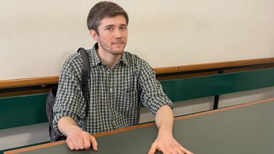 Berlin: Im Gericht am Tisch festgeklebt – Klimaaktivist bei Prozess samt Tisch vor die Tür befördert