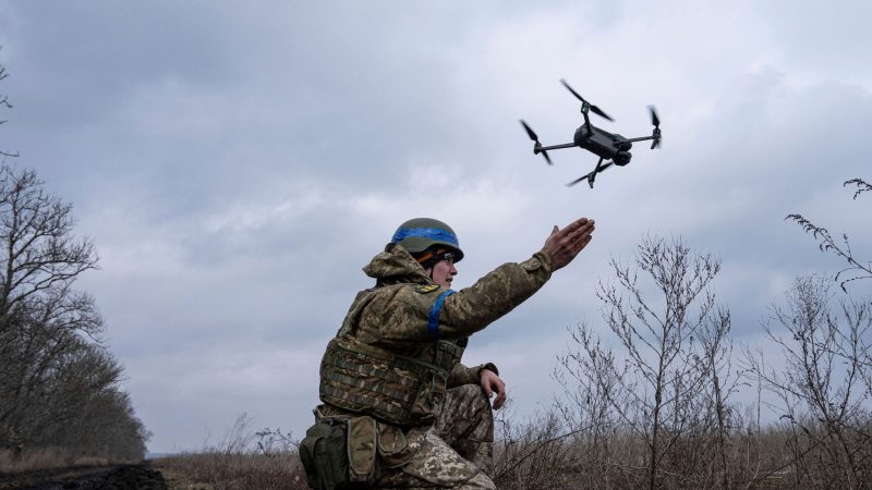 Die US-Regierung stellt der Ukraine zur Abwehr des russischen Angriffskriegs weitere milliardenschwere Militärhilfen zur Verfügung - unter anderem Drohnen.