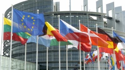 Die Flaggen der Mitgliedsländer der Europäischen Union vor dem Europa-Parlament in Straßburg.