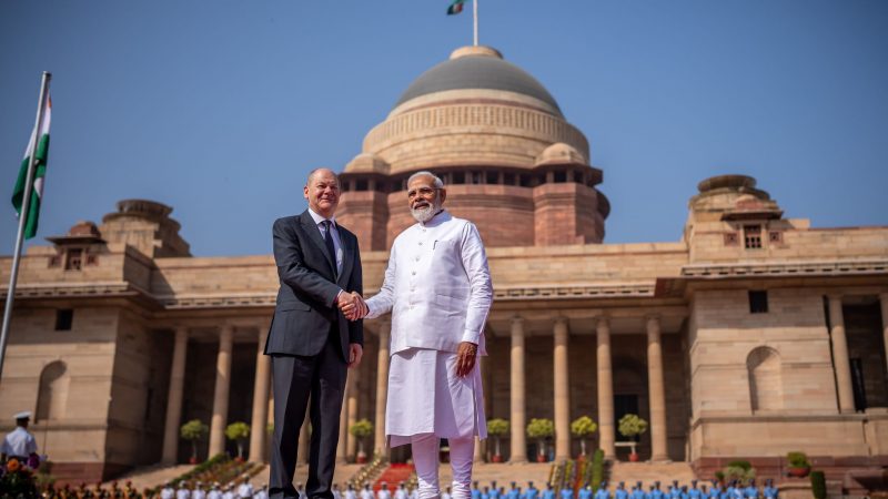 Indiens Premierminister Narendra Modi empfängt Bundeskanzler Olaf Scholz (SPD) mit militärischen Ehren.