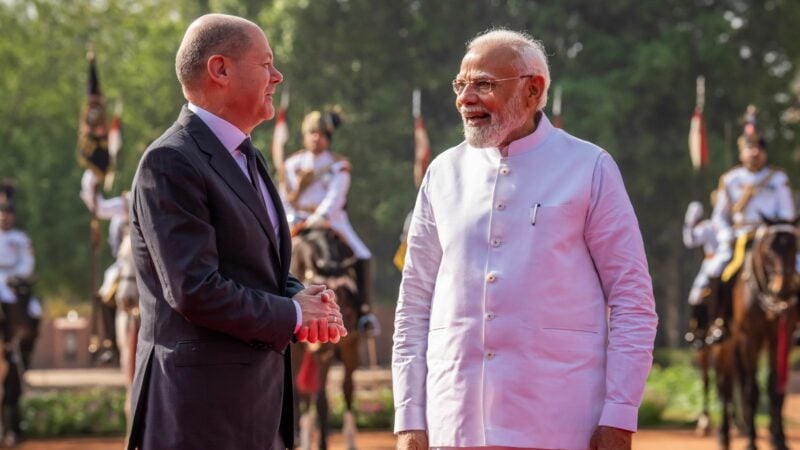 Bundeskanzler Olaf Scholz (SPD), wird von Indiens Premierminister Narendra Modi mit militärischen Ehren begrüßt.