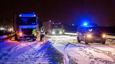 Heftige Schneefälle stoppen Verkehr auf A72 bei Zwickau