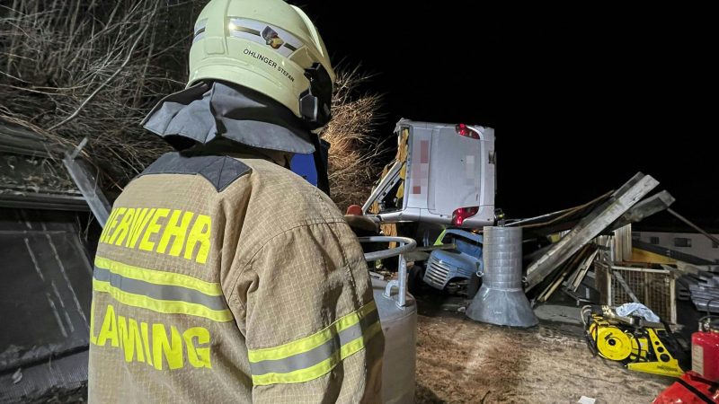 Rettungskräfte der Feuerwehr sind am Unglücksort im Einsatz. Ein deutscher Reisebus ist bei Schladming über eine Böschung gestürzt.