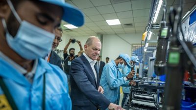 Bundeskanzler Scholz besichtigt das Unternehmen Sun Mobility im indischen Silicon Valley Bengaluru.