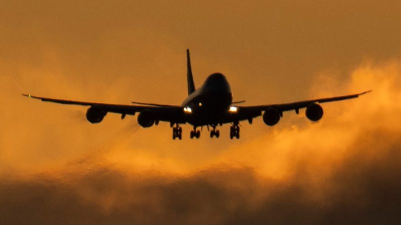 Woher dieser Jumbojet wohl kommt? Die Passagiermaschine vom Typ Boeing 747 setzt im letzten Licht der untergehenden Sonne am Flughafen Frankfurt zur Landung an. Erst kürzlich hat Boeing die Produktion dieses ikonischen Flugzeugtyps nach 55 Jahren endgültig eingestellt.