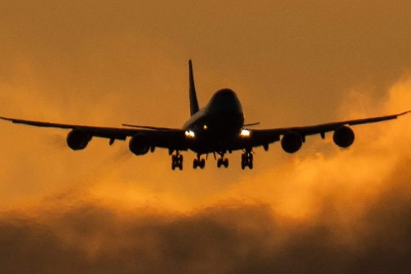Woher dieser Jumbojet wohl kommt? Die Passagiermaschine vom Typ Boeing 747 setzt im letzten Licht der untergehenden Sonne am Flughafen Frankfurt zur Landung an. Erst kürzlich hat Boeing die Produktion dieses ikonischen Flugzeugtyps nach 55 Jahren endgültig eingestellt.