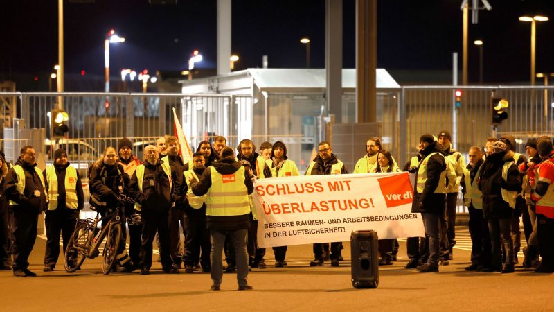 Airport-Mitarbeiter der Luftsicherheit des Flughafens Köln Bonn streiken für bessere Löhne.
