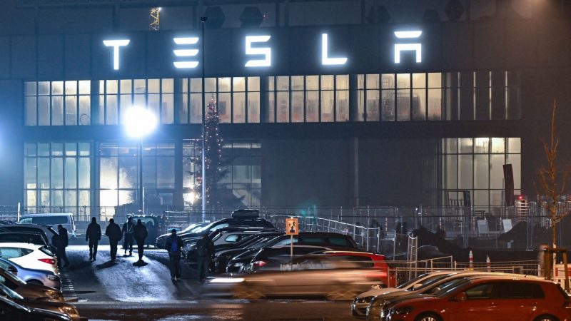 Der US-Elektroautobauer Tesla beschäftigt in seiner Fabrik in Grünheide bei Berlin mehr als 10.000 Mitarbeiter.