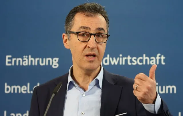 Özdemir fordert weitreichendes Verbot von Junkfood-Werbung