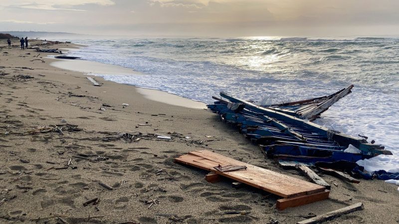 Ein Teil des Wracks des gekenterten Bootes wurde an den Strand von Steccato di Cutro geschwemmt. Die Zahl der Todesopfer ist gestiegen.