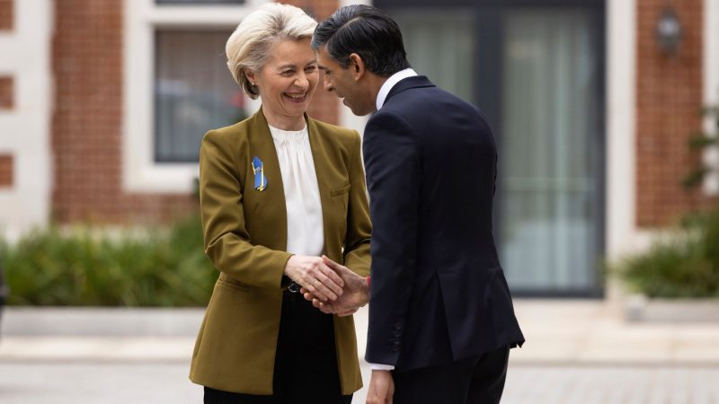 Der britische Premierminister Rishi Sunak begrüßt EU-Kommissionschefin Ursula von der Leyen im Fairmont Windsor Park Hotel.