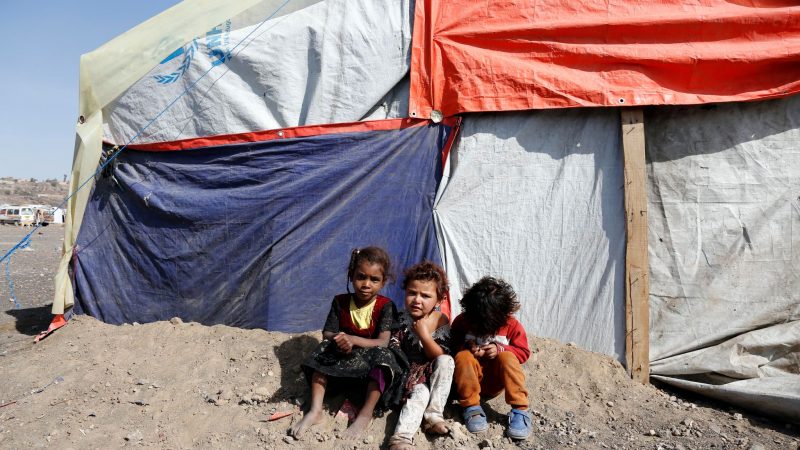 Kinder vor einem Zelt im Lager Dharawan für Binnenflüchtlinge in der Nähe von Sanaa.