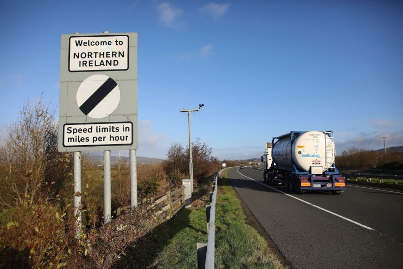 Ein Straßenschild mit der Aufschrift «Willkommen in Nordirland» an der Grenze zwischen Nordirland und der Republik Irland.