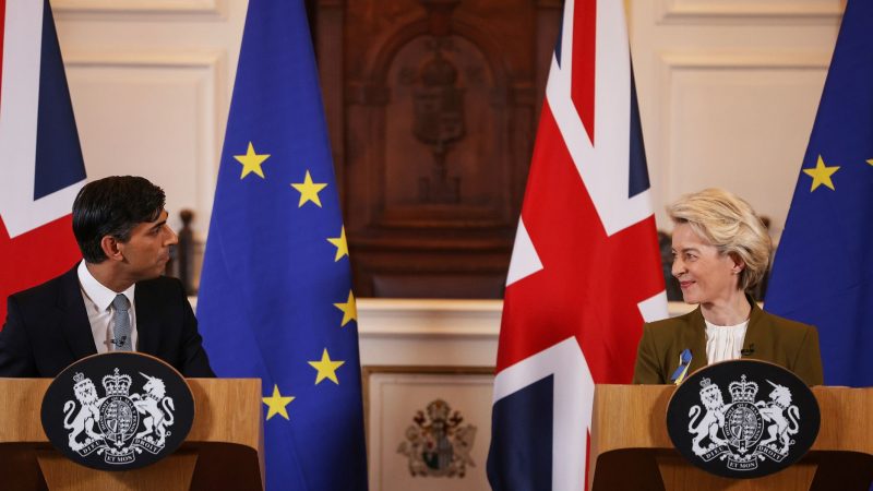 Rishi Sunak, Premierminister von Großbritannien, und Ursula von der Leyen, Präsidentin der Europäischen Kommission, nehmen an einer gemeinsamen Pressekonferenz in der Guildhall in Windsor teil. Nach jahrelangem Streit über die Brexit-Sonderregeln für Nordirland haben Großbritannien und die EU eine Einigung erzielt.