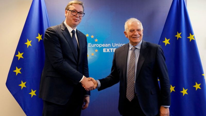 Serbiens Präsident Aleksandar Vucic (l.) wird in Brüssel vom EU-Außengbeauftragten Josep Borrell begrüßt.