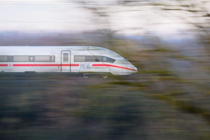 Die Deutsche Bahn und die Gewerkschaft EVG starten heute in einen absehbar harten Tarifkonflikt, den die Fahrgäste schon bald durch Warnstreiks zu spüren bekommen könnten. Noch aber fähren die Züge, wie dieser ICE bei Laatzen.