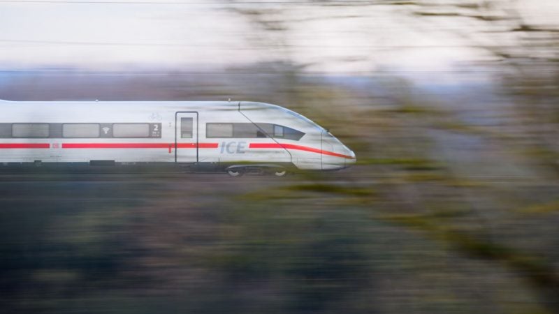 Die Deutsche Bahn und die Gewerkschaft EVG starten heute in einen absehbar harten Tarifkonflikt, den die Fahrgäste schon bald durch Warnstreiks zu spüren bekommen könnten. Noch aber fähren die Züge, wie dieser ICE bei Laatzen.