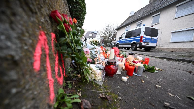 Kerzen und Blumen stehen im Dezember vergangenen Jahres am Tatort in Illerkirchberg.