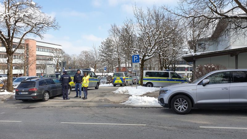 Einsatzfahrzeuge der Polizei stehen vor einer Schule in Traunstein.