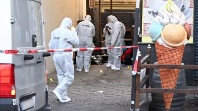 Stuttgart: Mann mit Messern vor brennendem Haus – zwei Menschen sterben