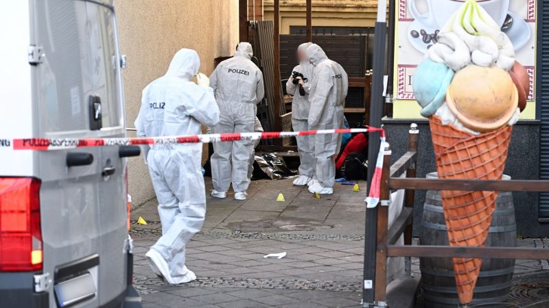 Einsatzkräfte der Spurensicherung der Polizei sichern bei einem Großeinsatz in Stuttgart einen Tatort.