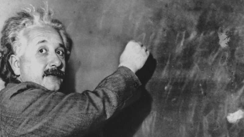 Albert Einstein an einer Kreidetafel