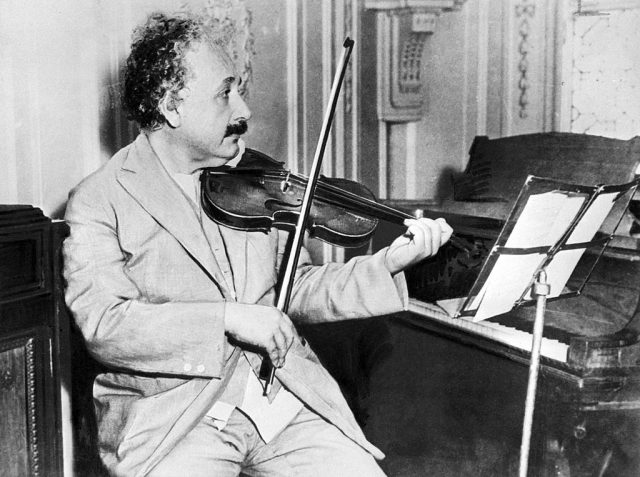 Einstein spielt Geige