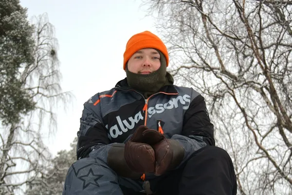 Kevin Karlsson auf seiner Eissäule. Er ist extra zum Eisstocksitzen nach Wilhelmina gekommen.