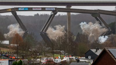 Ganz sauber umgekippt: Talbrücke bei Siegen gesprengt