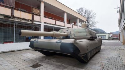 Mit aufblasbaren Panzern in den Krieg