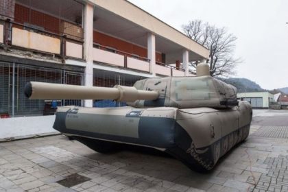 Mit aufblasbaren Panzern in den Krieg