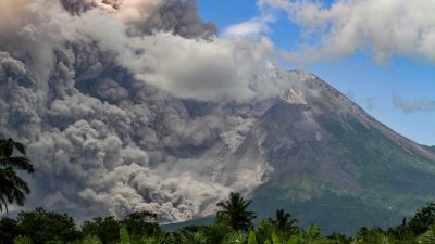 Mehrere Dörfer von Asche überzogen: Vulkan in Indonesien ausgebrochen